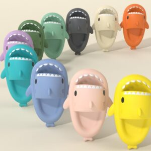 Chaussons « requin » à motif cartoon : drôles, mignons et douillets. Chaussons d'intérieur et d'extérieur pour femmes, hommes et couples