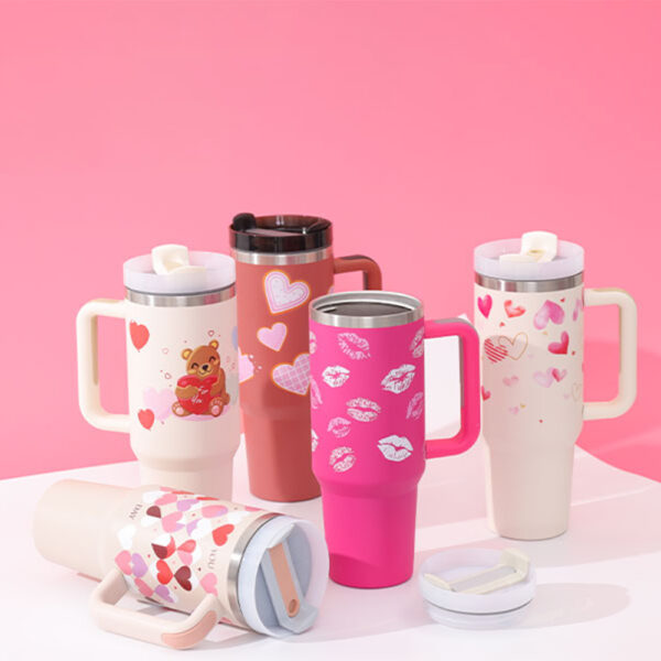 Gobelet isotherme de 40 oz avec anse et paille, en acier inoxydable, anti-déversement, à double paroi sous vide, avec couvercle. Tasse conique, cadeau idéal pour la Saint-Valentin ou pour les amoureux. Convient pour la voiture, la salle de sport, le bureau et les voyages.