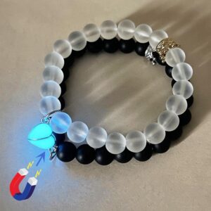 Bijoux fantaisie : lot de 2 bracelets faits main avec breloques en forme de couronne ornées de perles ; bracelets de couple « Cœur lumineux » qui brillent dans le noir, pour hommes et femmes ; cadeau fluorescent