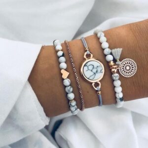 Bracelet géométrique et créatif en pierre de pin ajourée avec franges, composé de quatre éléments