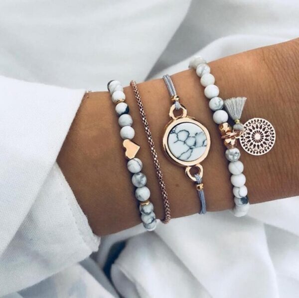 Bracelet géométrique et créatif en pierre de pin ajourée avec franges, composé de quatre éléments