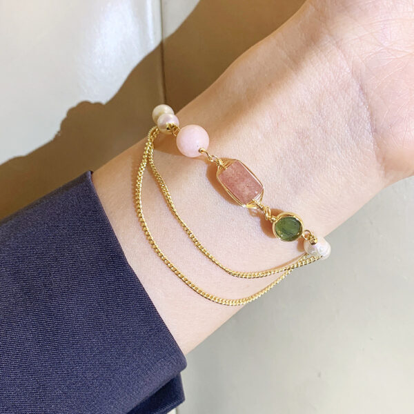 Bracelet pour femme en perles d'eau douce naturelles et cristaux couleur fraise