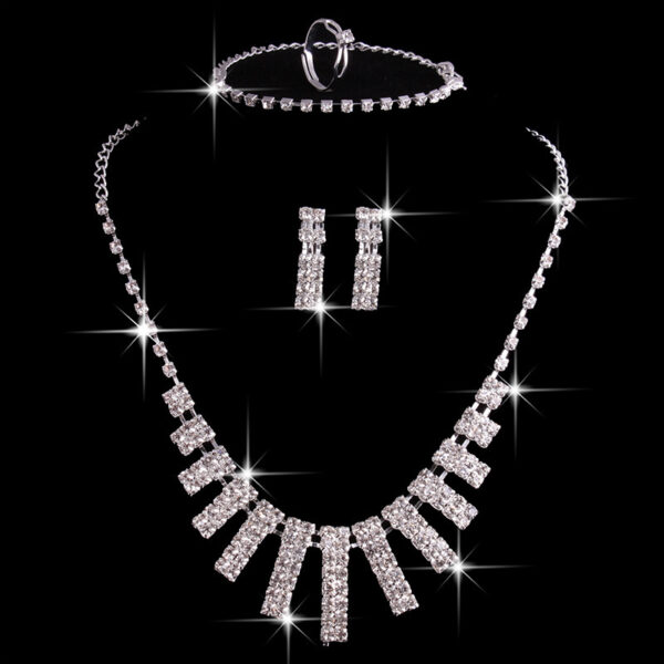 Lot de 4 pièces : collier, boucles d'oreilles, bague et bracelet en strass – Bijoux fantaisie pour femmes