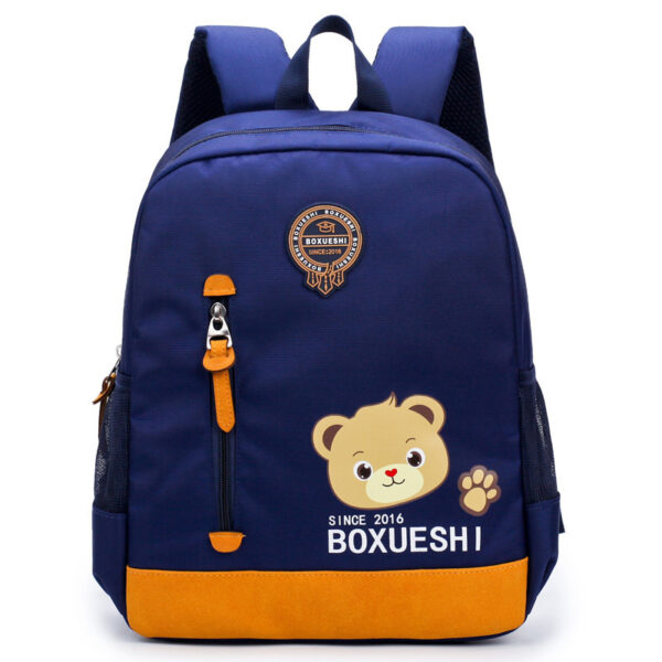 Un sac d'école pour la maternelle avec un ours de dessin animé, sac d'école, écolier, garçon et garçon, petit garçon et bébé en voyage