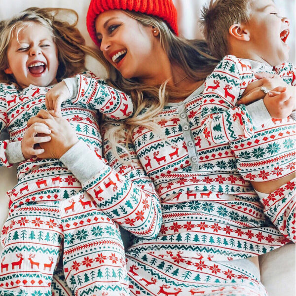 Ensemble de pyjamas de Noël assortis pour toute la famille : Père, Mère, enfants, bébé. Tenue de pyjama pour papa, maman, fille et fils.