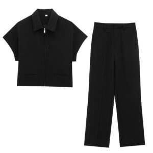 T-shirt à revers, manteau style Shory, pantalon à coupe droite