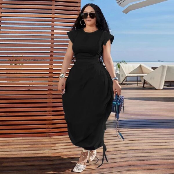 Vêtements pour femmes : robe unie à col rond et jupe évasée à la taille