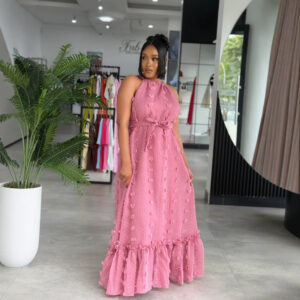 Robe longue mignonne et fraîche à col licou, avec des détails floraux lacés