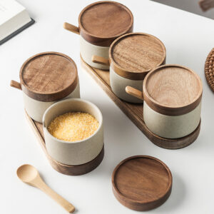 Ensemble de trois récipients en céramique pour la cuisine : salière simple et plateau en bois d'acacia avec couvercle