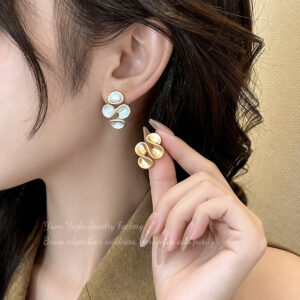 Boucles d'oreilles à fleurs plissées de style français, boucles d'oreilles coréennes et japonaises en argent brillant, boucles d'oreilles minimalistes haut de gamme : vente en gros