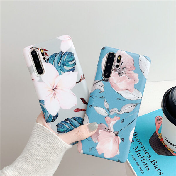 Coque de téléphone avec motif de feuilles givrées et de fleurs