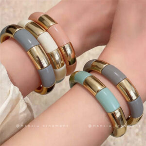 Boucles d'oreilles artistiques en émail colorées « Dopamine » et bracelet léger et luxueux en perles pour femme, style vacances 2026 : nouvel ensemble de bijoux tendance et raffiné, best-seller du moment