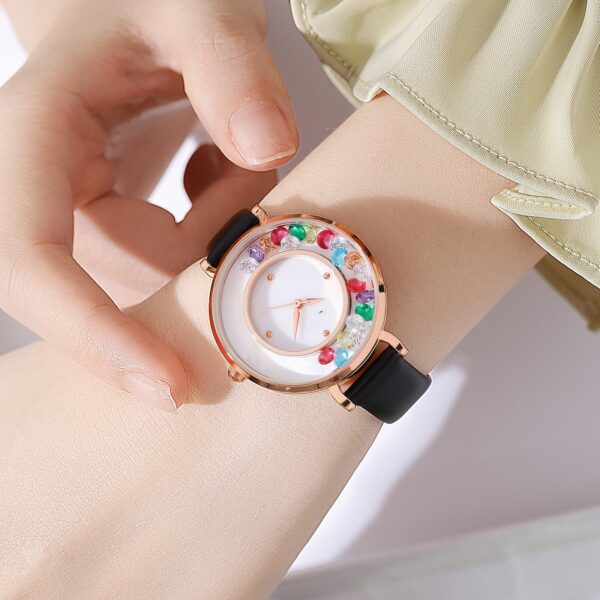 Montre pour femme raffinée, ornée d'une élégante boule sertie de pierres précieuses