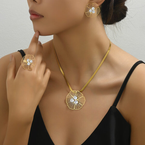 Style coréen : ensemble de bijoux pour femme (boucles d’oreilles, collier) au style frais et sucré, avec un motif floral original et un design exagéré, ainsi que des bagues