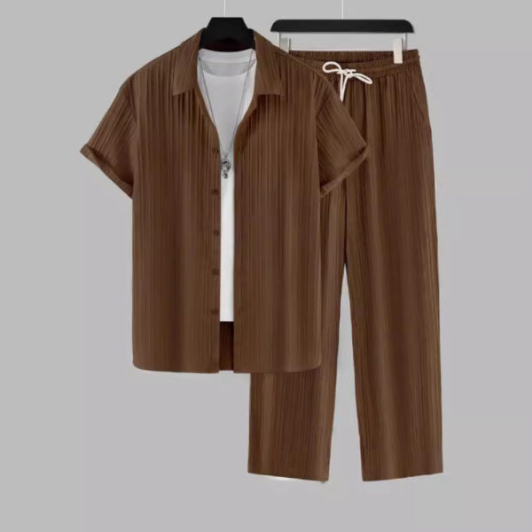 Costume pour homme composé d'une chemise à manches courtes rayée et d'un pantalon