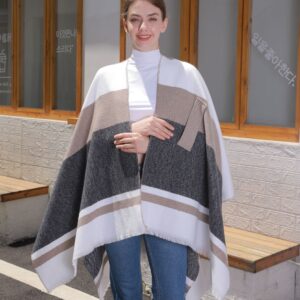 Châle-cape chaud à rayures et pompons, avec lanières croisées, pour femme