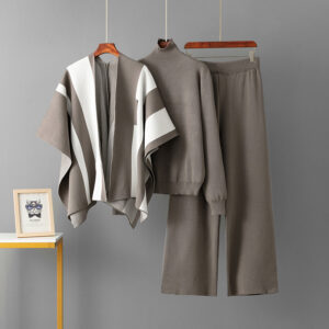Ensemble tendance en maille : cape, pull à col rond et pantalon ample à jambes larges pour femme
