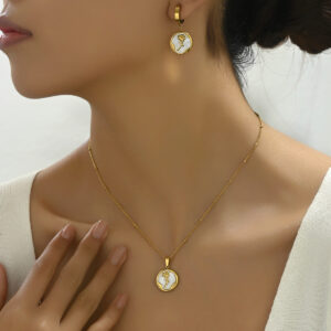 Collier simple et tendance pour femme, style estival haut de gamme, avec une touche personnelle : boucles d'oreilles en nacre en forme de rose, bijoux polyvalents qui s'accordent avec toutes les tenues