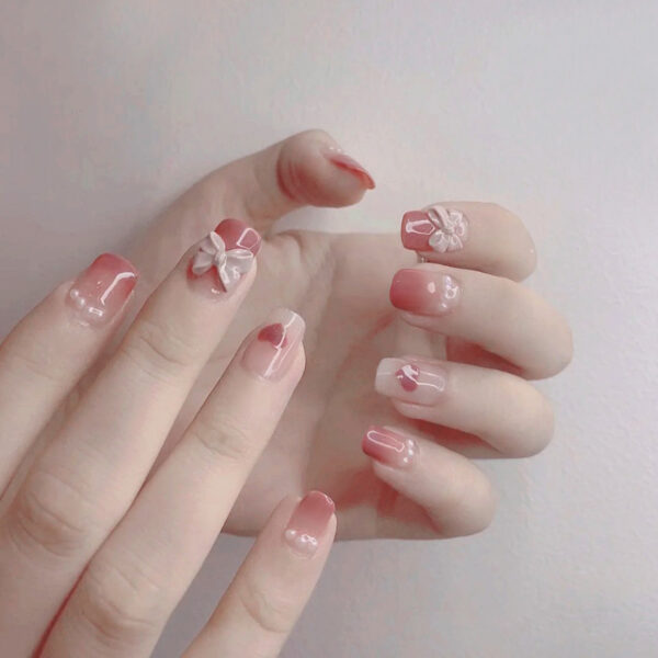 Ongles artificiels usés à la française et diamants