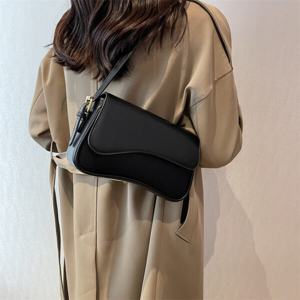 Sac à bandoulière pour femme à rabat et fermeture magnétique